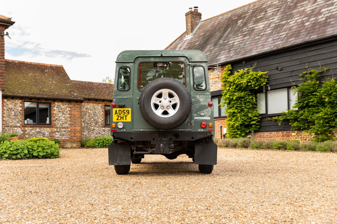 2010 Land Rover Defender 110 - Image 7 of 31