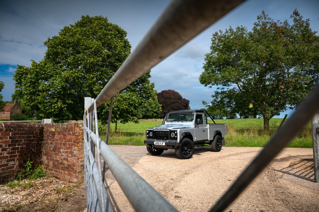 2010 Land Rover Defender 110 - Image 14 of 31