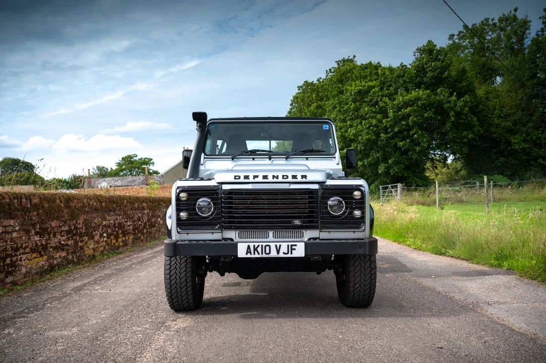 2010 Land Rover Defender 110 - Image 12 of 31