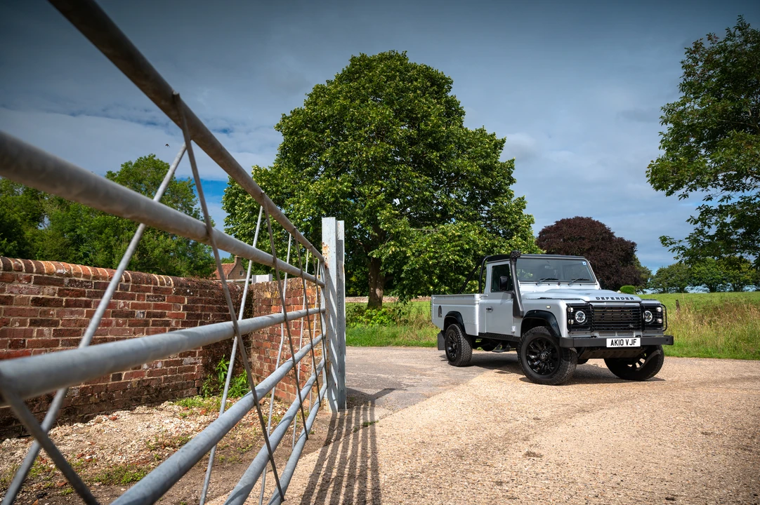 2010 Land Rover Defender 110 - Image 15 of 31