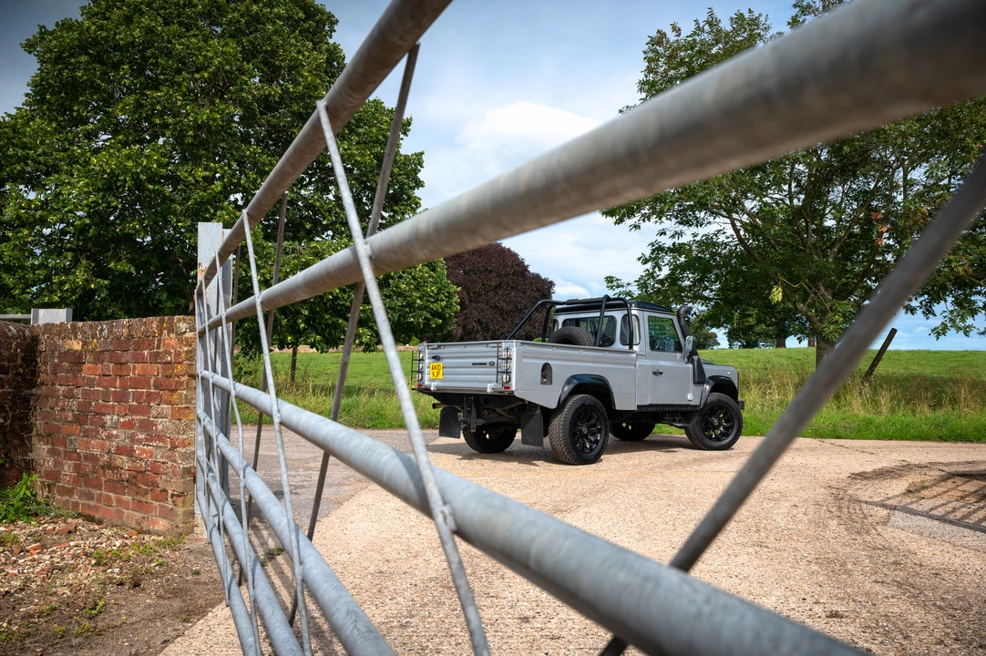 2010 Land Rover Defender 110 - Image 16 of 31