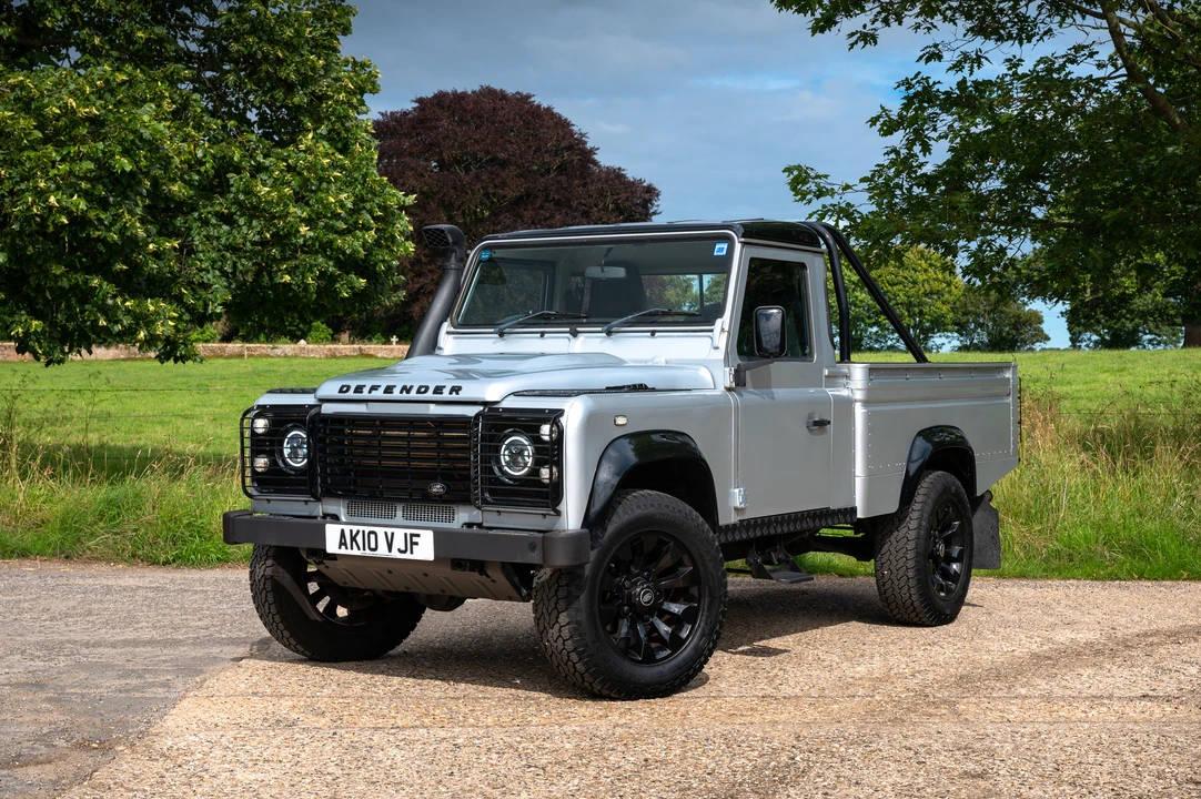 2010 Land Rover Defender 110 - Image 5 of 31
