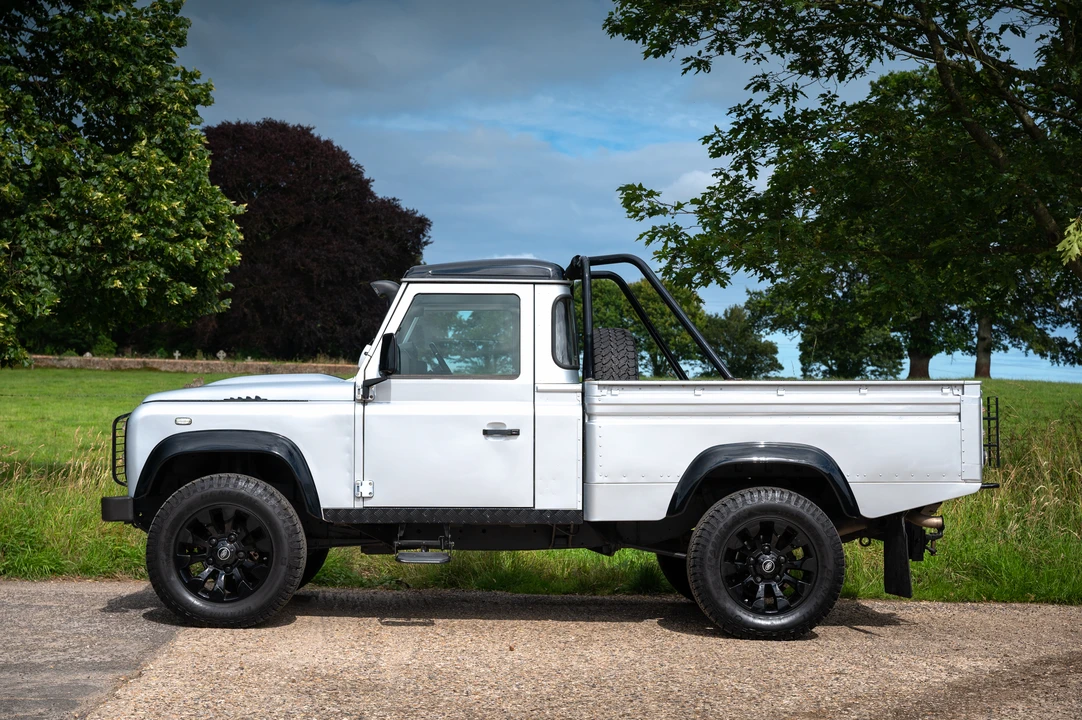 2010 Land Rover Defender 110 - Image 6 of 31