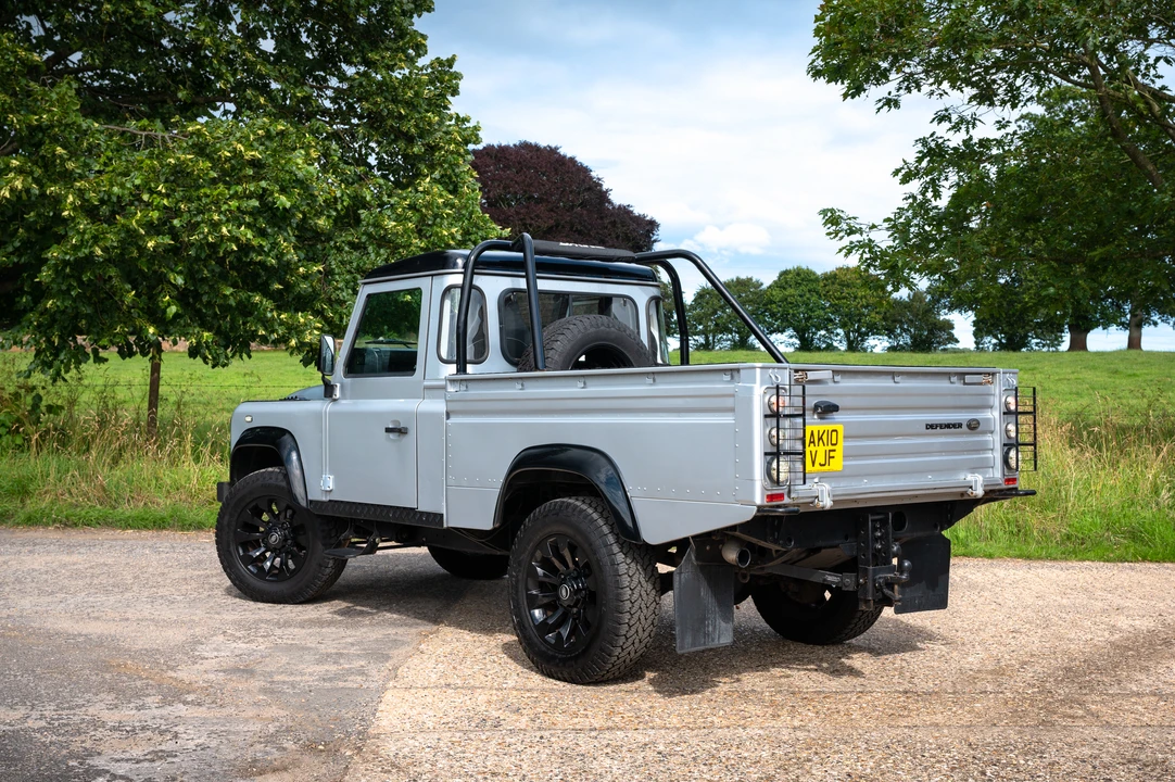 2010 Land Rover Defender 110 - Image 7 of 31