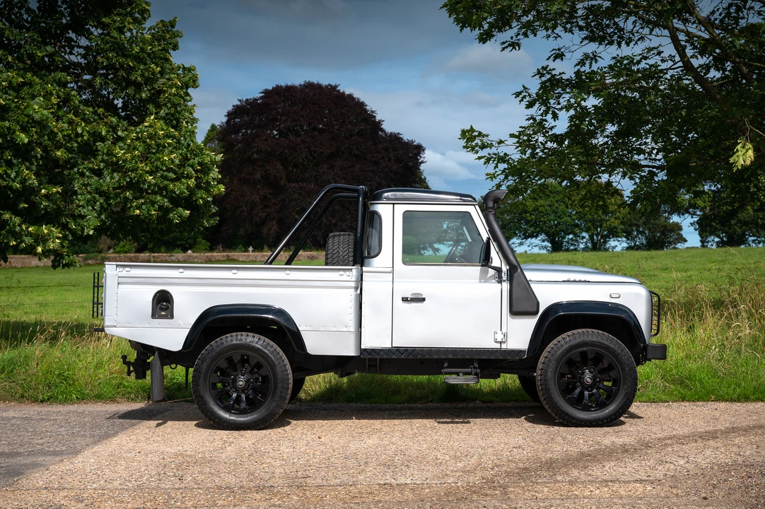 2010 Land Rover Defender 110 - Image 9 of 31