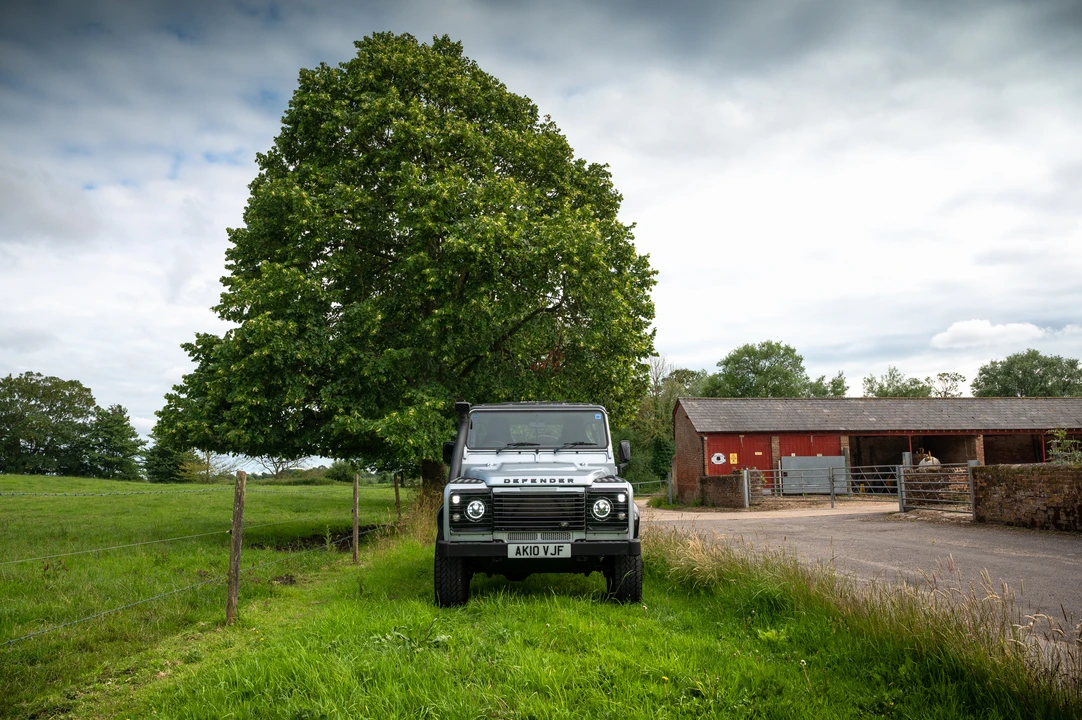 2010 Land Rover Defender 110 - Image 11 of 31