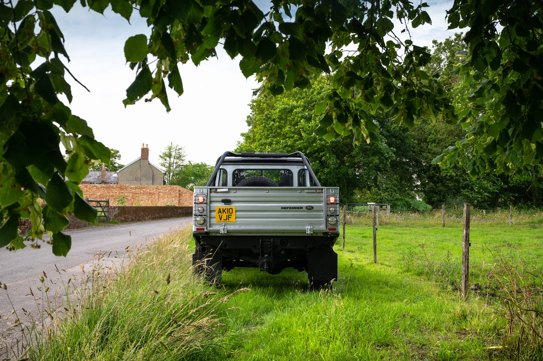 2010 Land Rover Defender 110 - Image 23 of 31