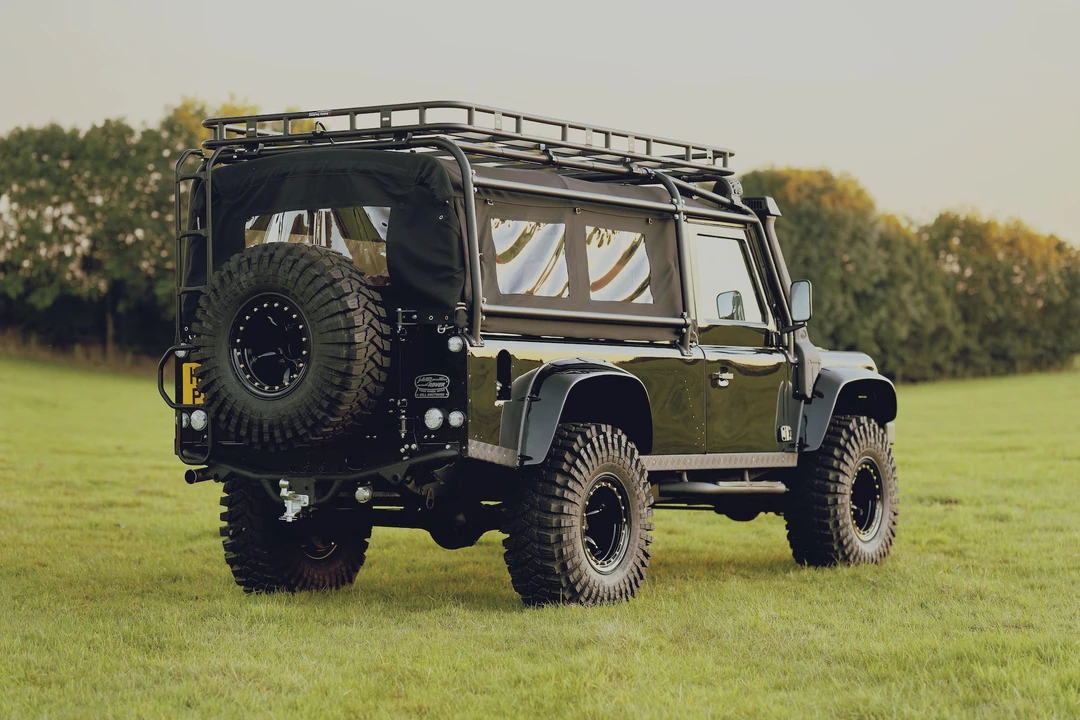 2010 Land Rover Defender 110 - Image 7 of 31