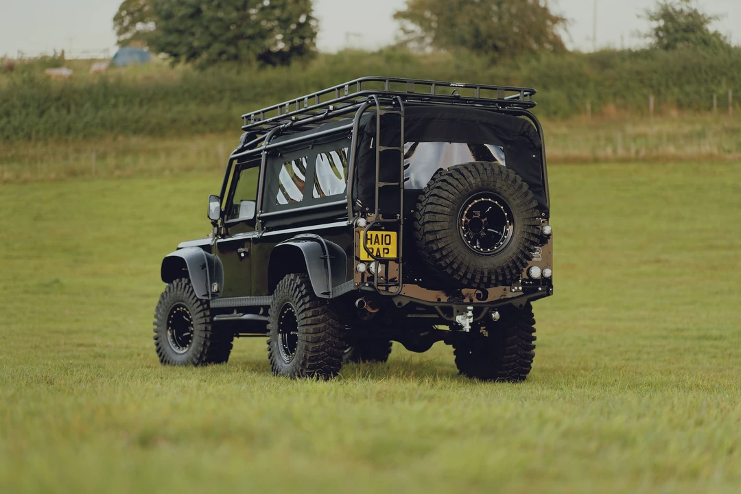 2010 Land Rover Defender 110 - Image 15 of 31