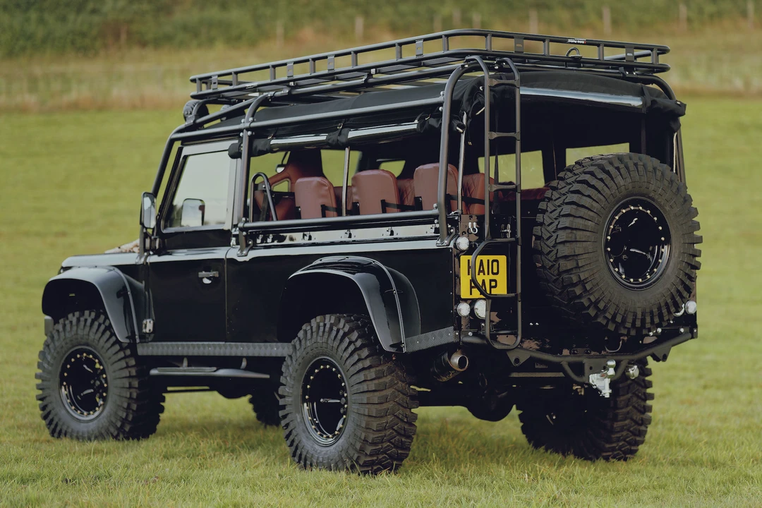 2010 Land Rover Defender 110 - Image 14 of 31