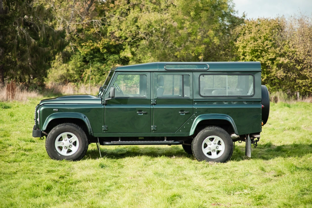 2010 Land Rover Defender 110 - Image 5 of 31