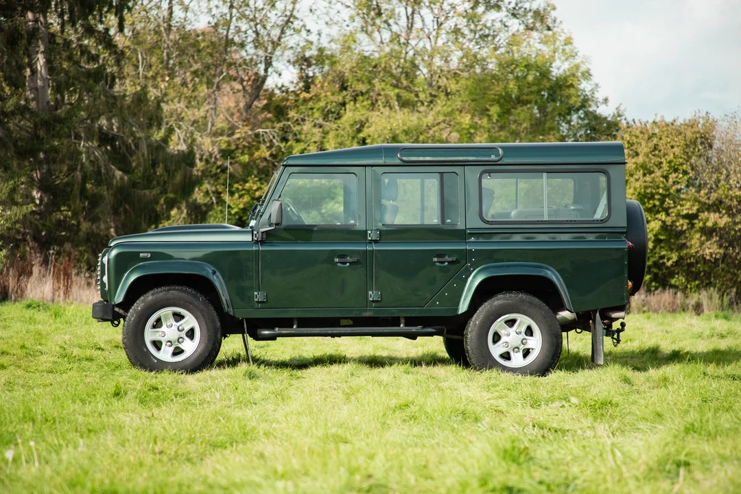 2010 Land Rover Defender 110 - Image 13 of 31