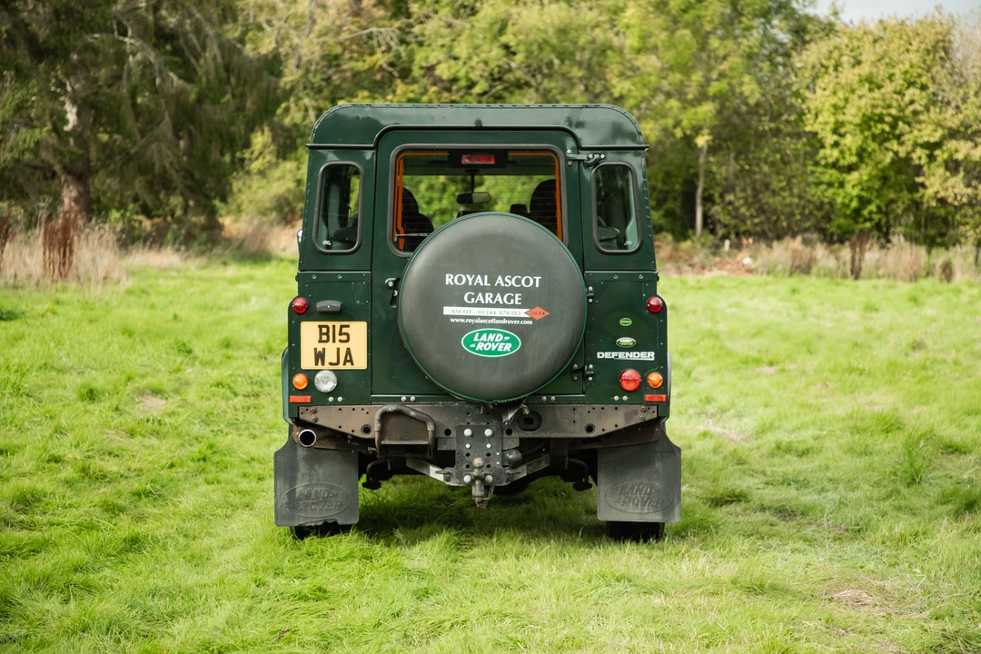 2010 Land Rover Defender 110 - Image 15 of 31