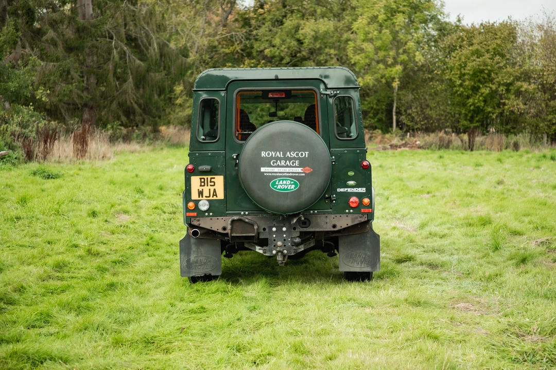 2010 Land Rover Defender 110 - Image 7 of 31