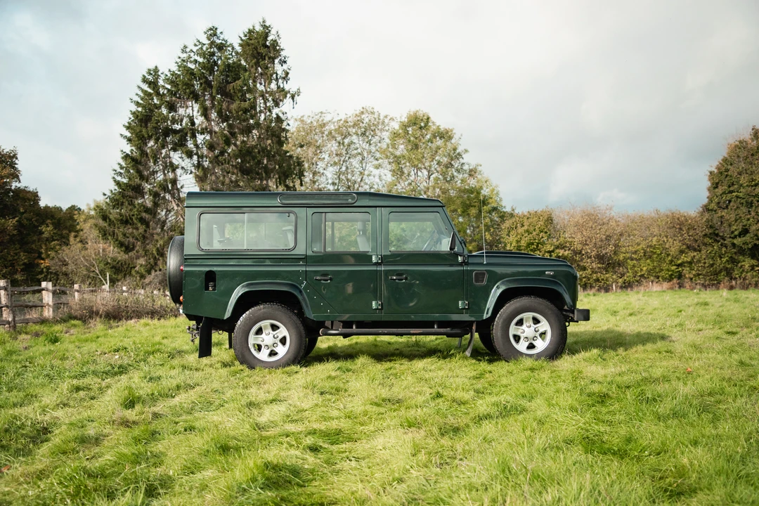 2010 Land Rover Defender 110 - Image 9 of 31