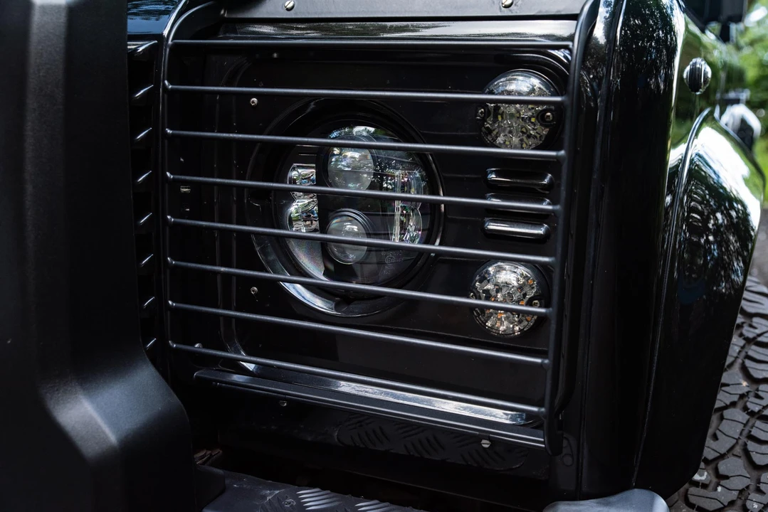 2010 Land Rover Defender 110 - Image 17 of 31