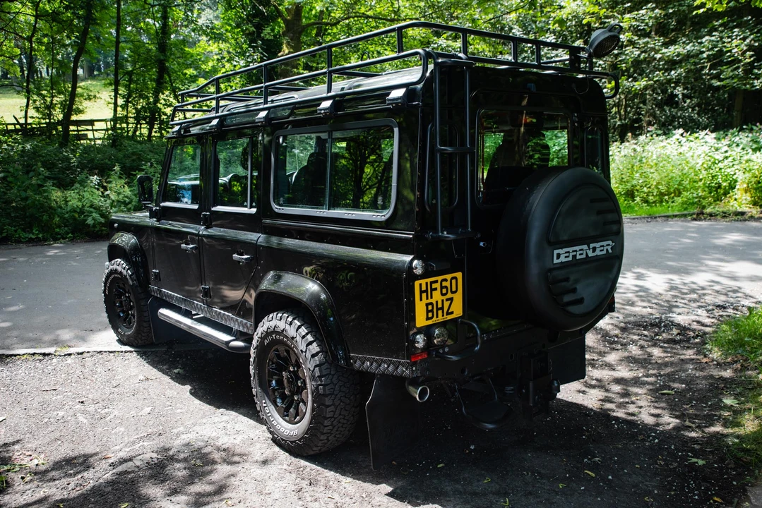 2010 Land Rover Defender 110 - Image 5 of 31