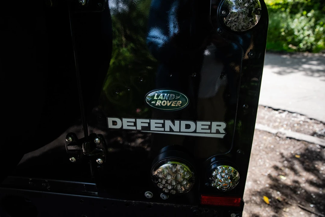 2010 Land Rover Defender 110 - Image 24 of 31