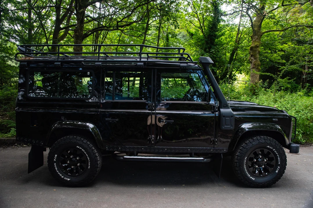 2010 Land Rover Defender 110 - Image 14 of 31