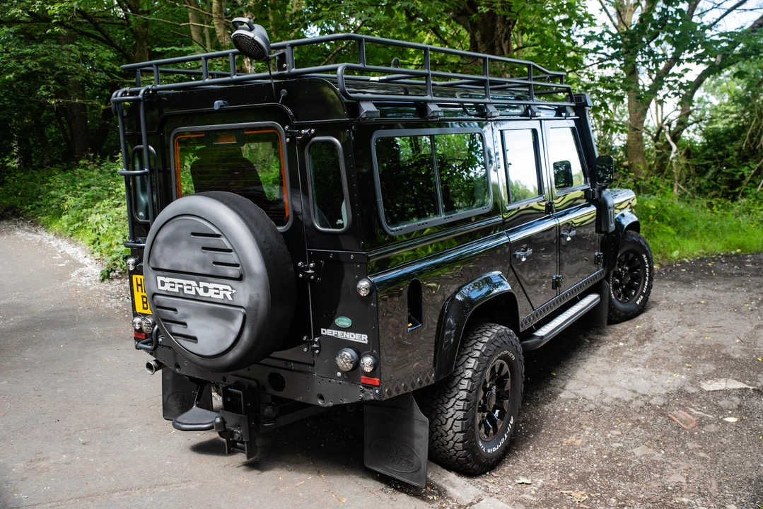 2010 Land Rover Defender 110 - Image 13 of 31