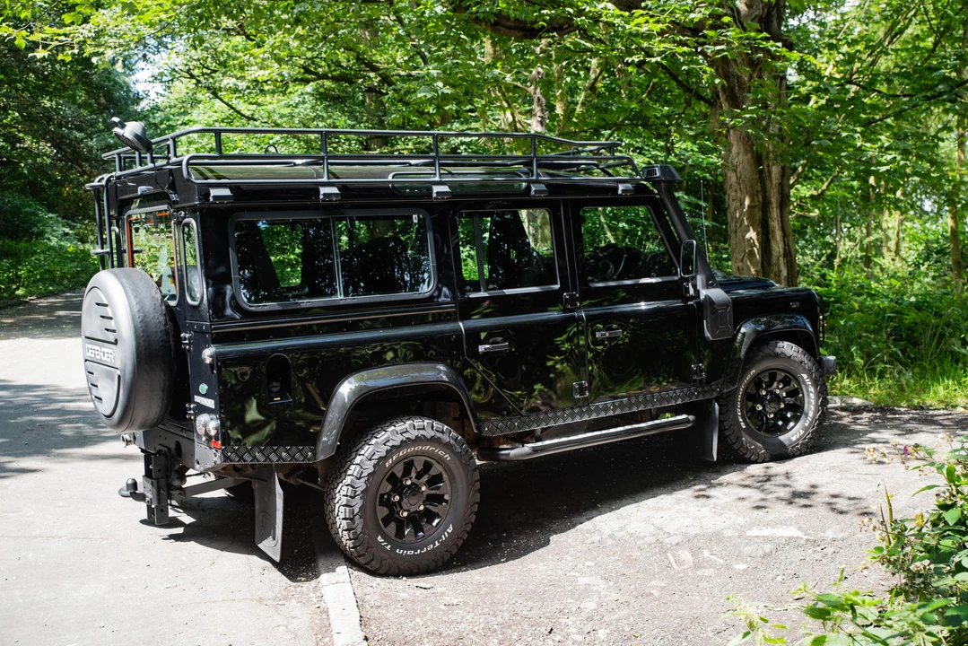 2010 Land Rover Defender 110 - Image 7 of 31