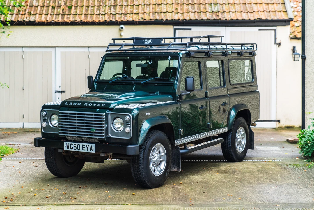 2010 Land Rover Defender 110 - Image 17 of 31