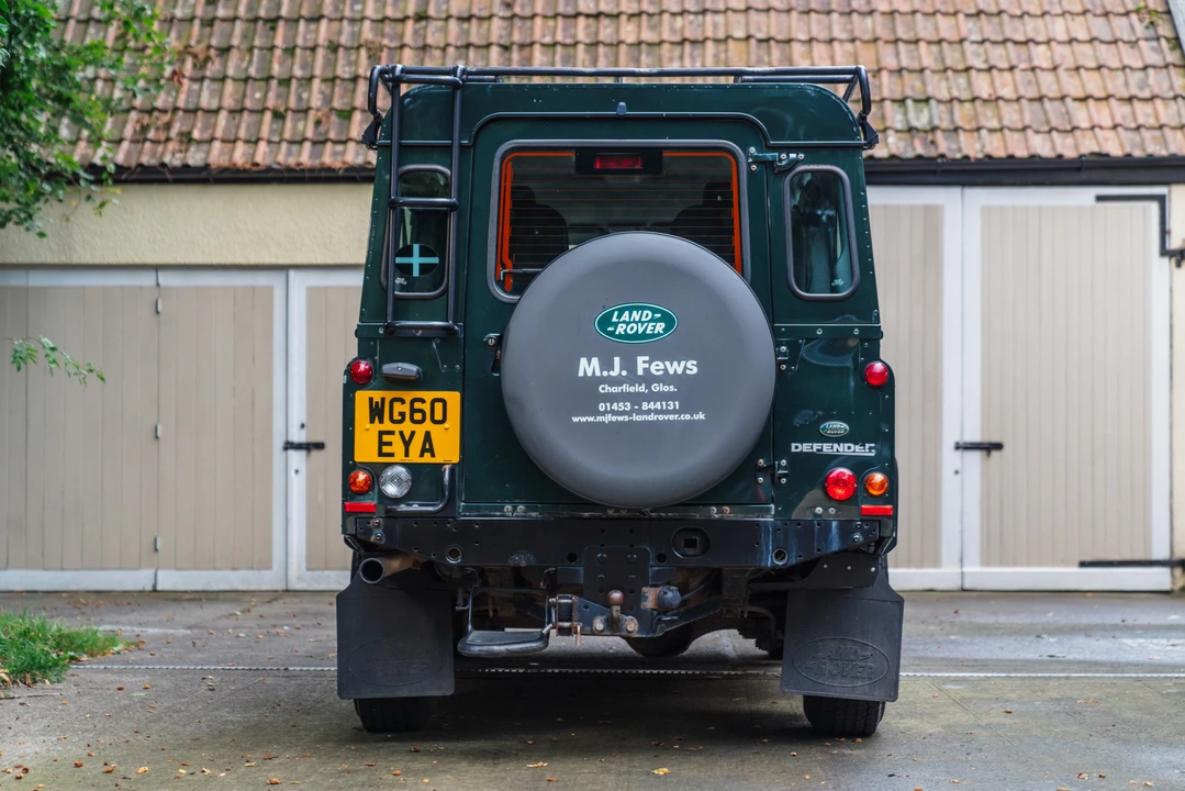 2010 Land Rover Defender 110 - Image 14 of 31