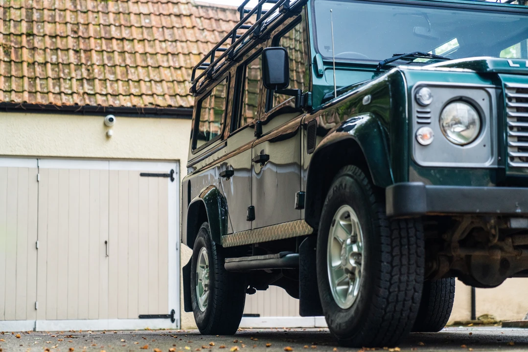 2010 Land Rover Defender 110 - Image 19 of 31