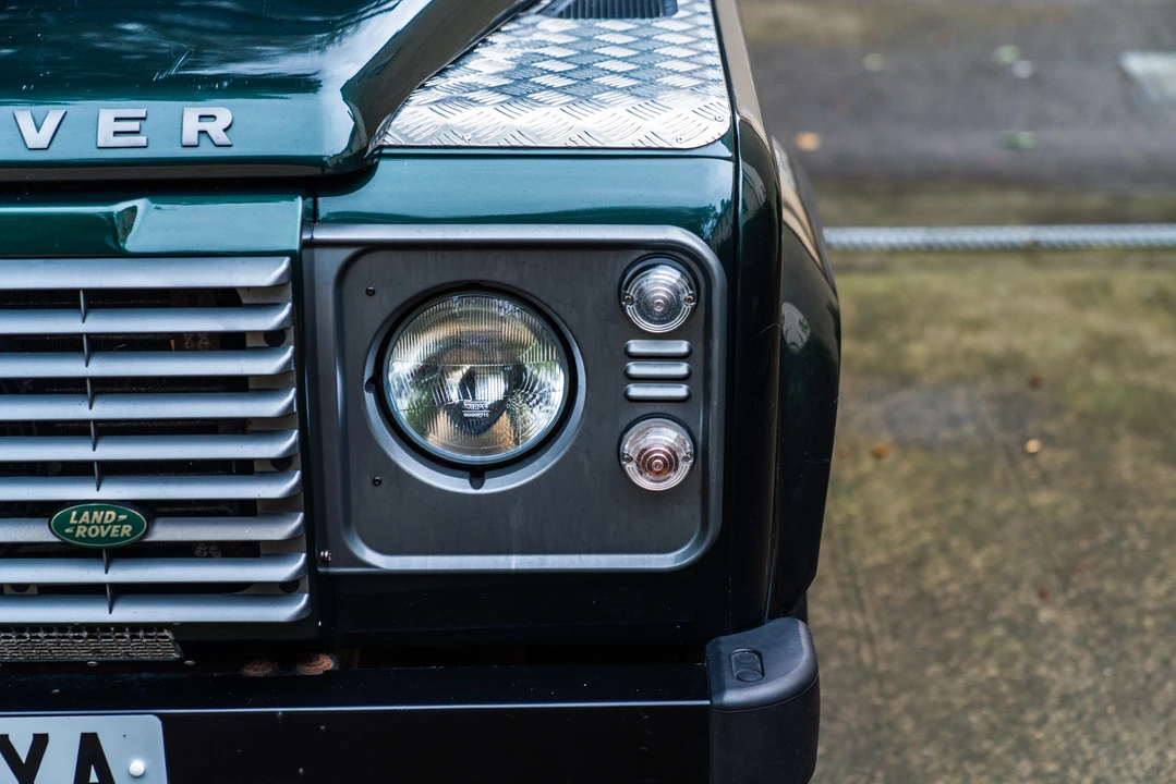 2010 Land Rover Defender 110 - Image 24 of 31