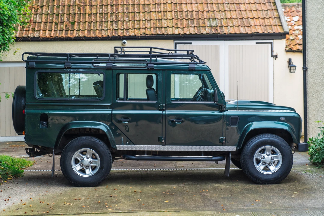 2010 Land Rover Defender 110 - Image 15 of 31