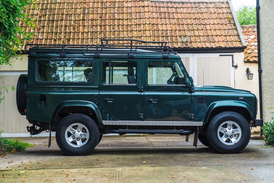 2010 Land Rover Defender 110 - Image 8 of 31