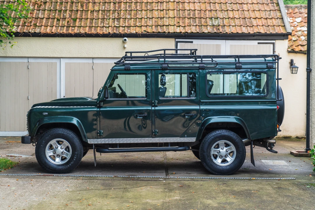 2010 Land Rover Defender 110 - Image 12 of 31