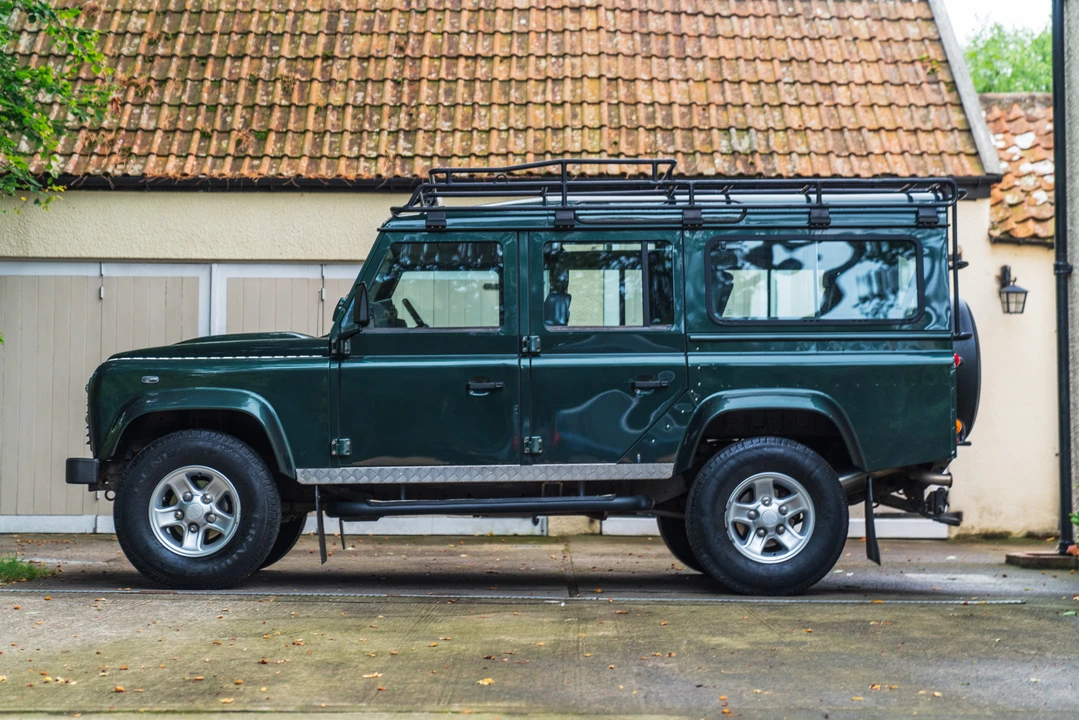 2010 Land Rover Defender 110 - Image 5 of 31