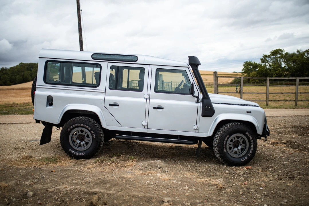2010 Land Rover Defender 110 - Image 9 of 31
