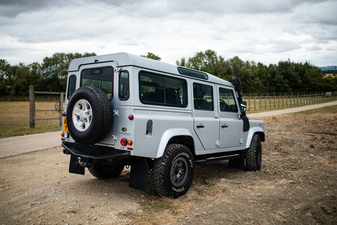 2010 Land Rover Defender 110 - Image 8 of 31