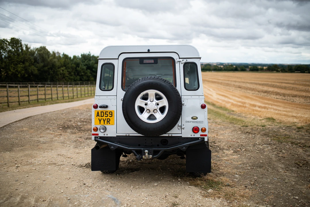 2010 Land Rover Defender 110 - Image 19 of 31