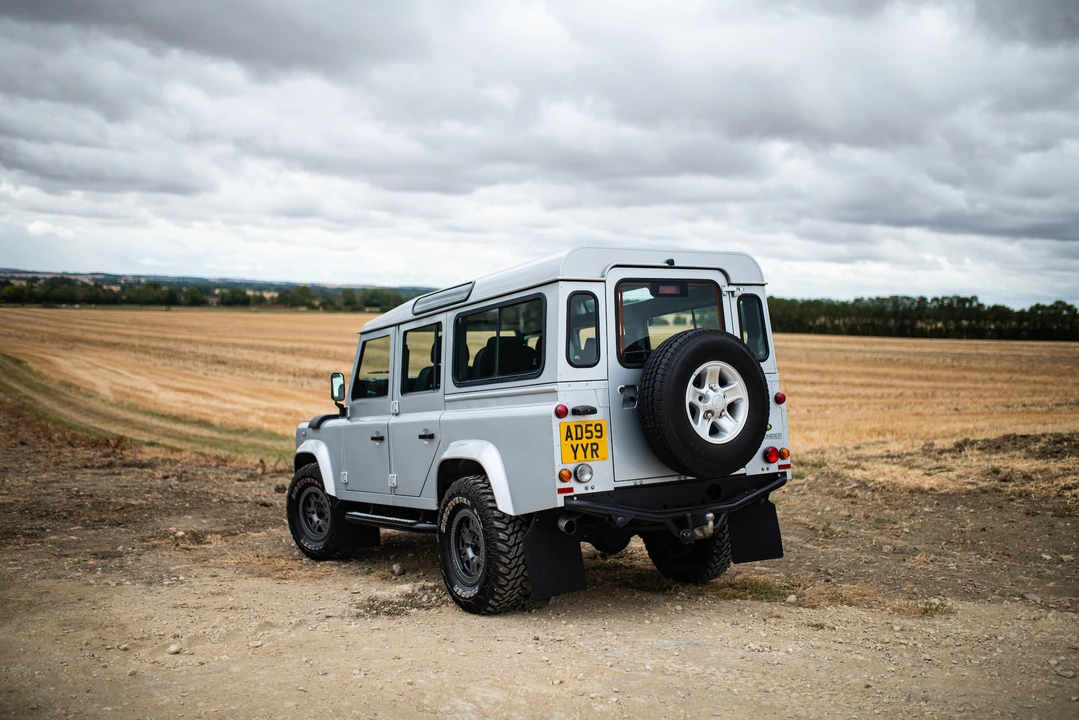 2010 Land Rover Defender 110 - Image 6 of 31