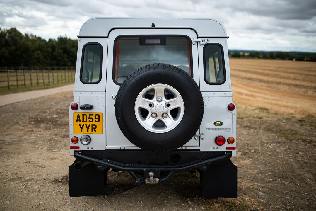 2010 Land Rover Defender 110 - Image 17 of 31