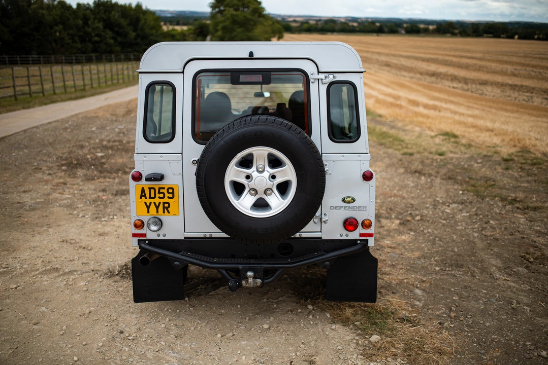 2010 Land Rover Defender 110 - Image 7 of 31
