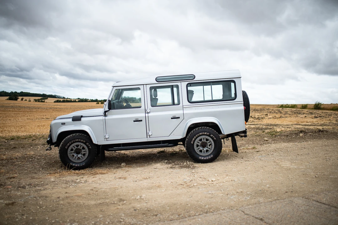 2010 Land Rover Defender 110 - Image 5 of 31