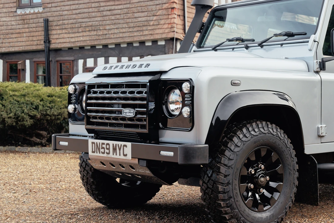 2010 Land Rover Defender 110 - Image 13 of 31