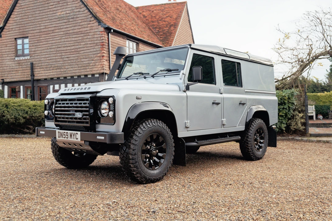 2010 Land Rover Defender 110 - Image 14 of 31