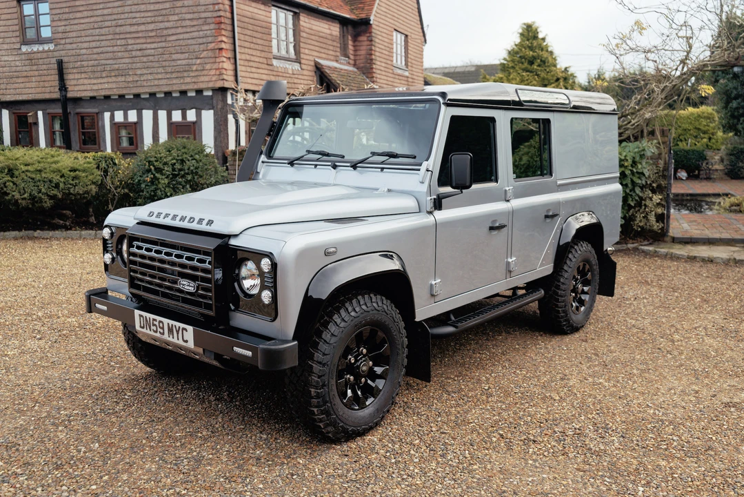 2010 Land Rover Defender 110 - Image 15 of 31