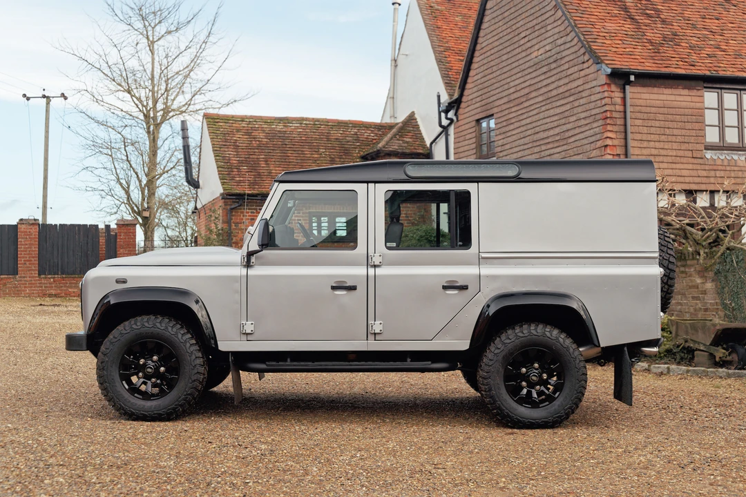 2010 Land Rover Defender 110 - Image 16 of 31