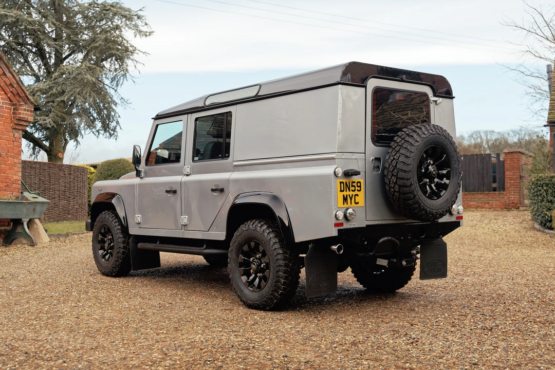 2010 Land Rover Defender 110 - Image 17 of 31