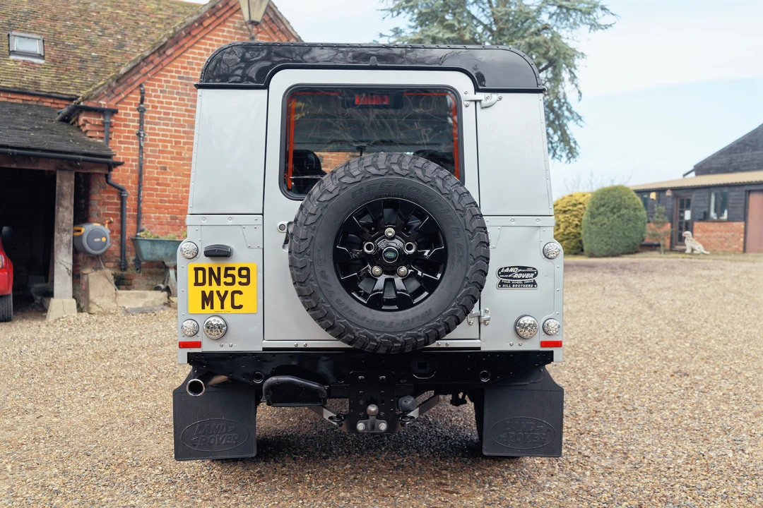 2010 Land Rover Defender 110 - Image 18 of 31