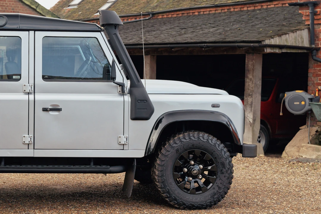 2010 Land Rover Defender 110 - Image 25 of 31