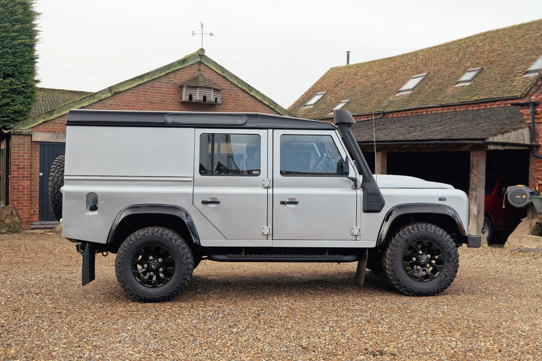 2010 Land Rover Defender 110 - Image 5 of 31