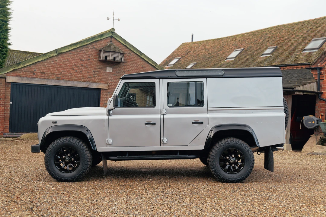 2010 Land Rover Defender 110 - Image 9 of 31