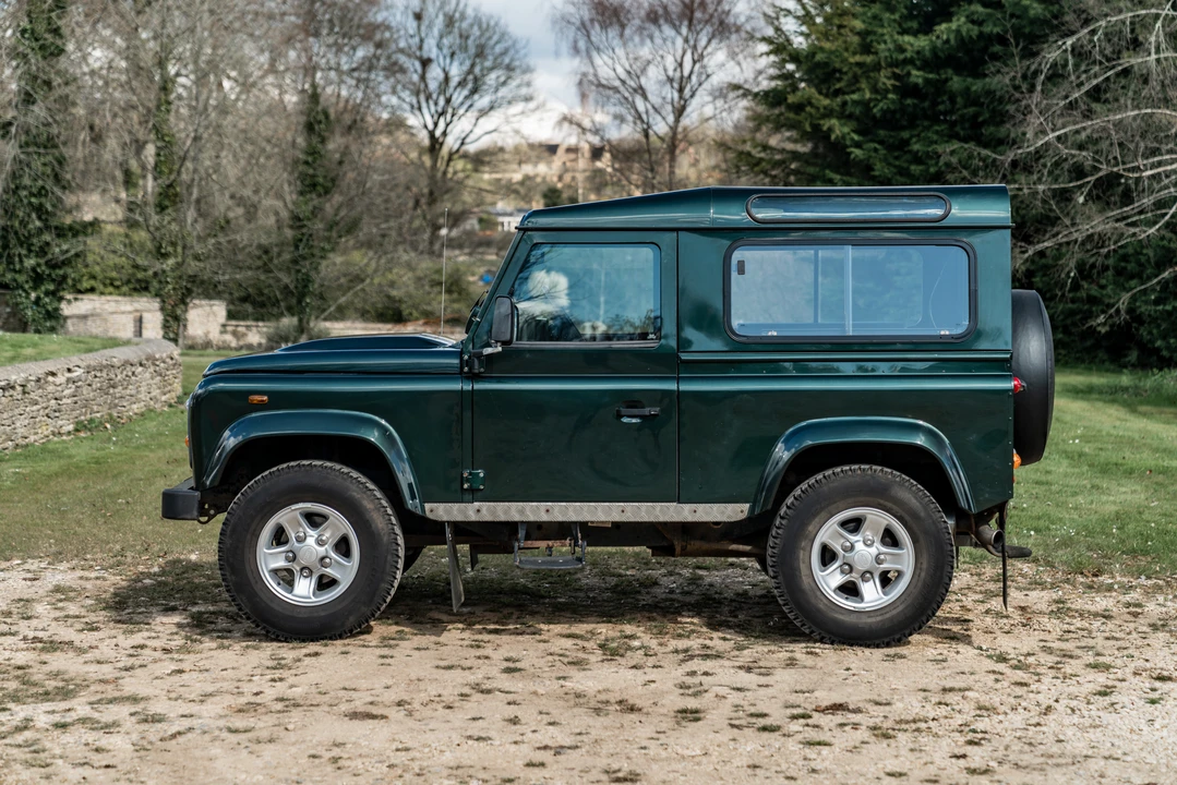2010 Land Rover Defender 90 - Image 5 of 31
